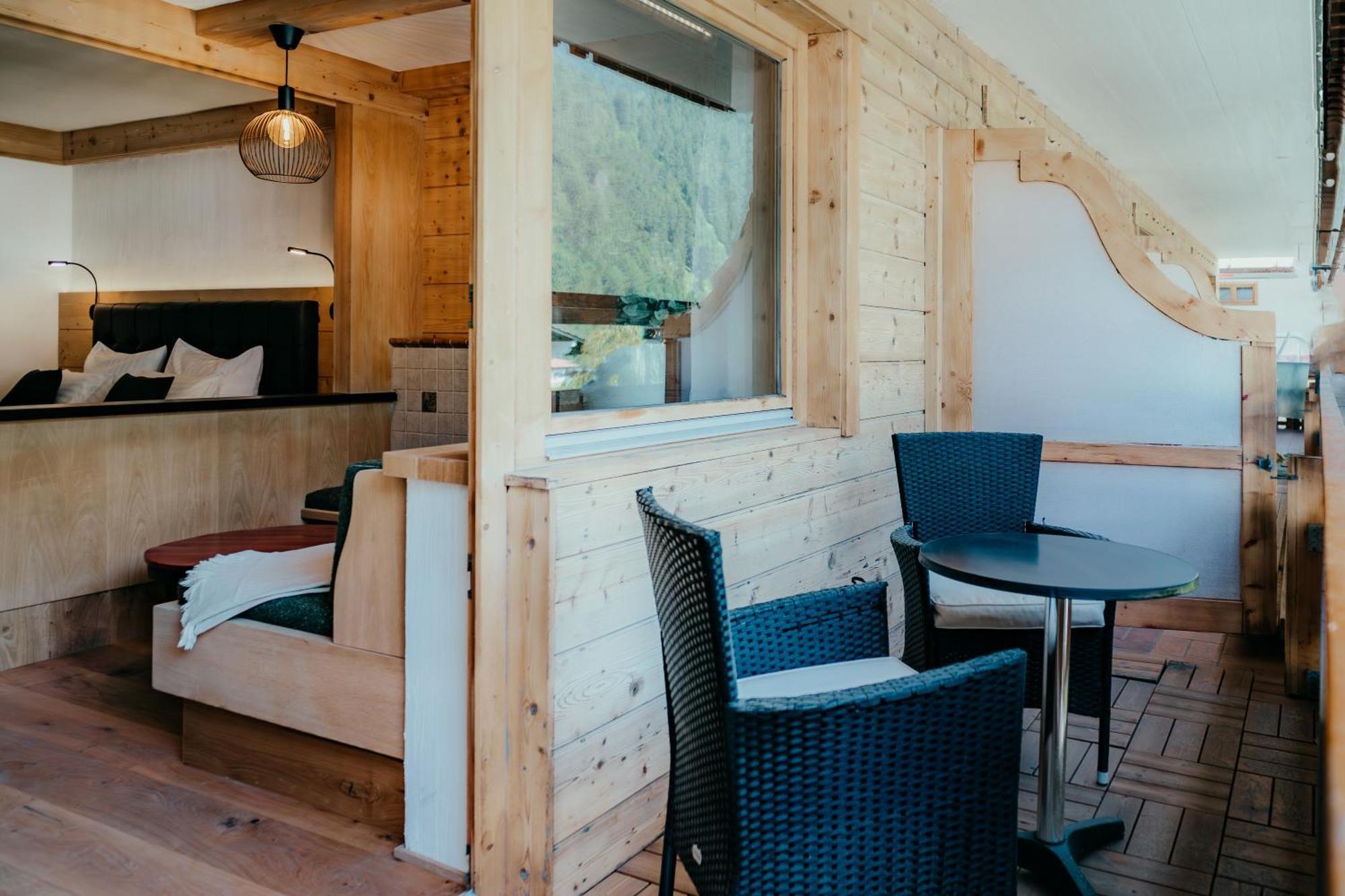 Deluxe Doppelzimmer (2 Erwachsene & 1 Kind)